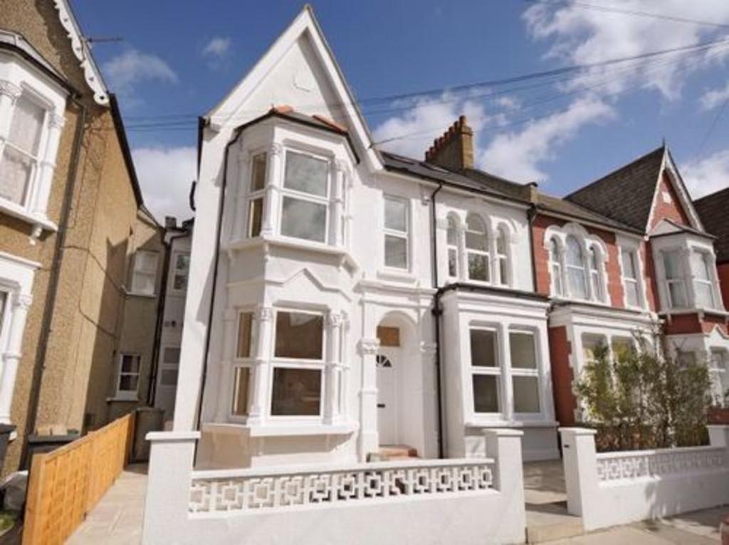 Langham Road, London N15 1 bed flat £1,150 pcm (£265 pw)