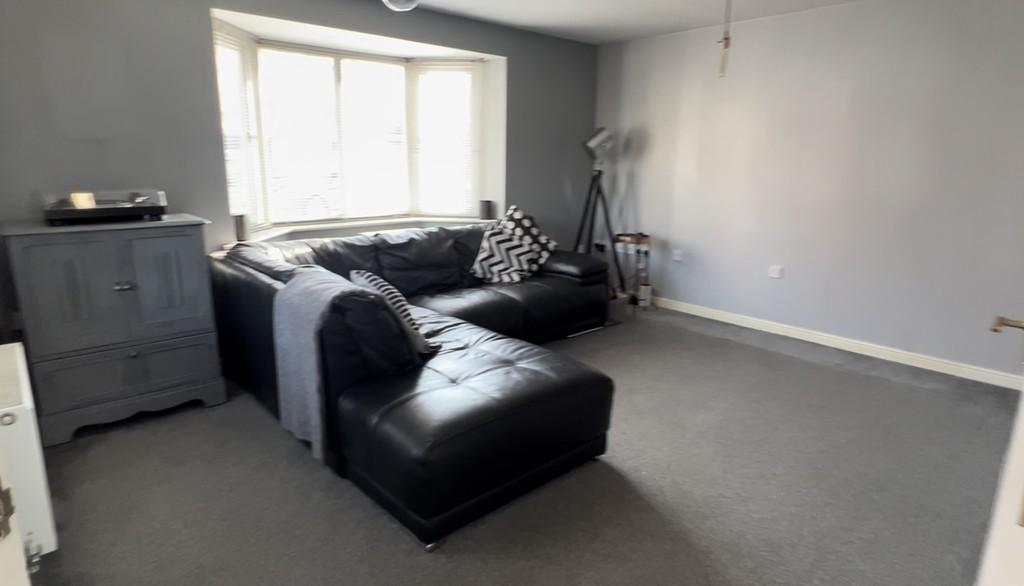 Pinewood Close, Scunthorpe 3 bed detached house £695 pcm (£160 pw)