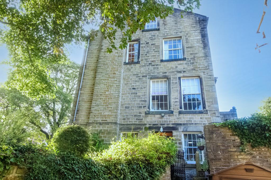 Huddersfield Road, Holmfirth 3 bed character property £350,000