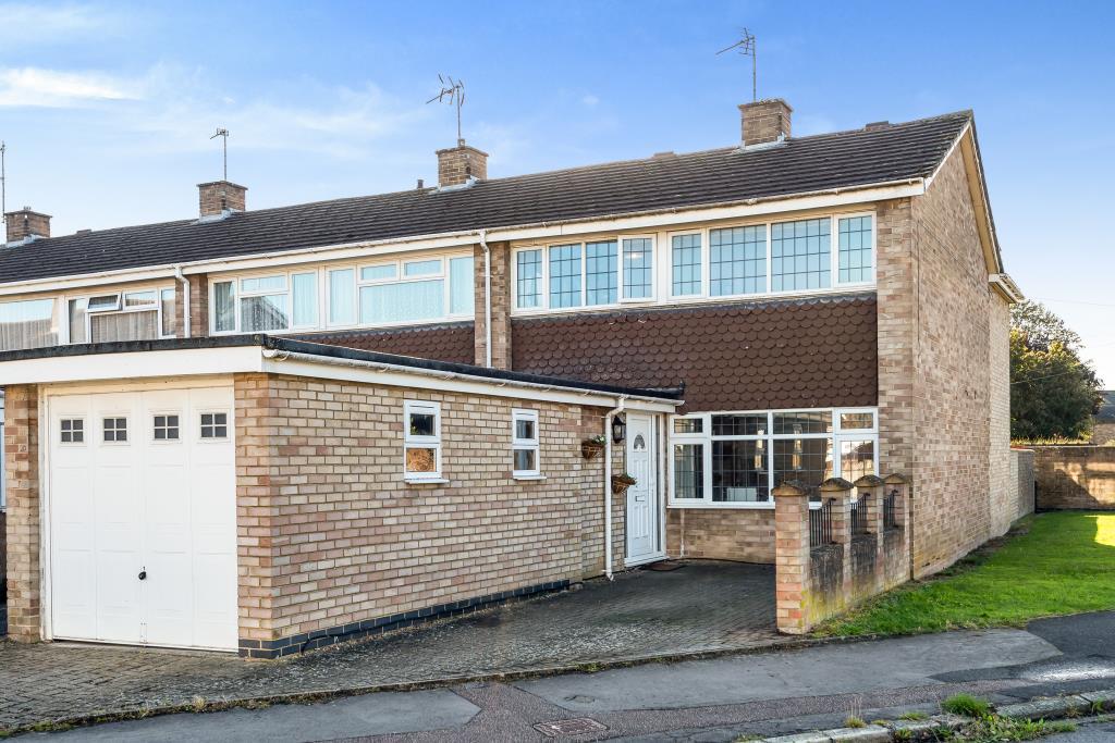 Moorland Road, Witney, OX28 3 bed end of terrace house £325,000