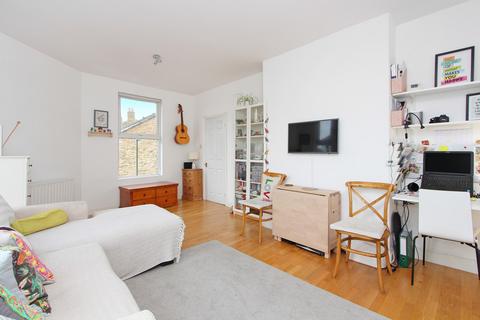 1 bedroom apartment to rent, Hampton Hill, Hampton