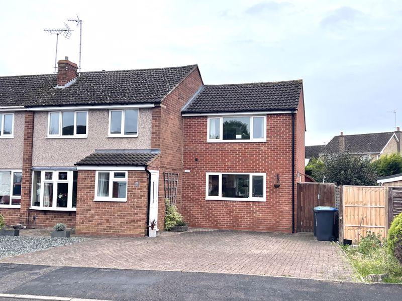 Hadrians Walk, Alcester 4 bed semidetached house £330,000