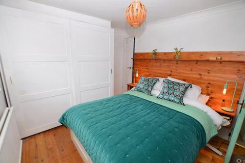76 Brighton Road, Godalming, GU7 1NX