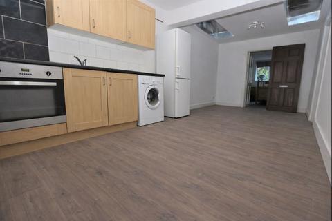 2 bedroom flat to rent, Whittington Road, Bounds Green N22