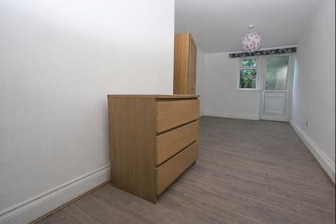 2 bedroom flat to rent, Whittington Road, Bounds Green N22