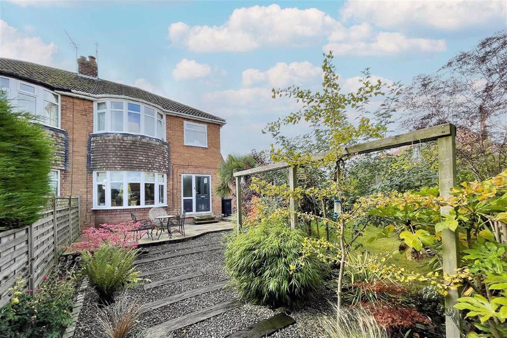 Kingsley Drive, Harrogate, North Yorkshire 3 bed semidetached house