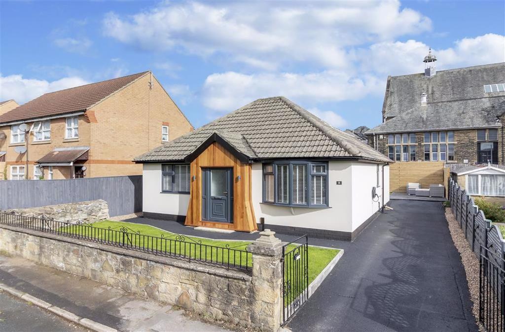 Avenue Close, Harrogate, North Yorkshire 2 bed detached bungalow £300,000