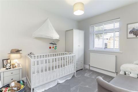 8 Avenue Close, Harrogate, HG2 7LJ