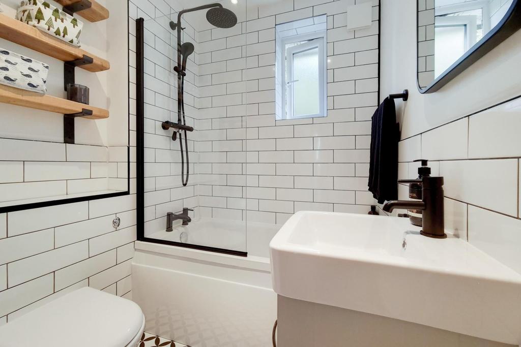 9 Bathroom-0.jpg
