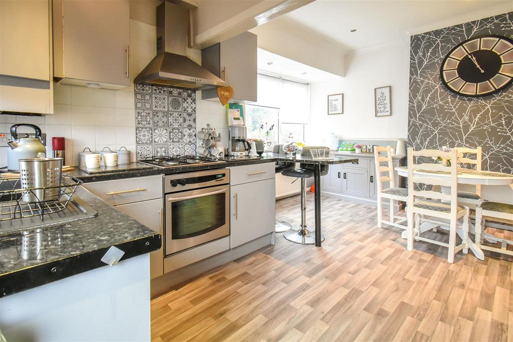 Kitchen/ Dining Room