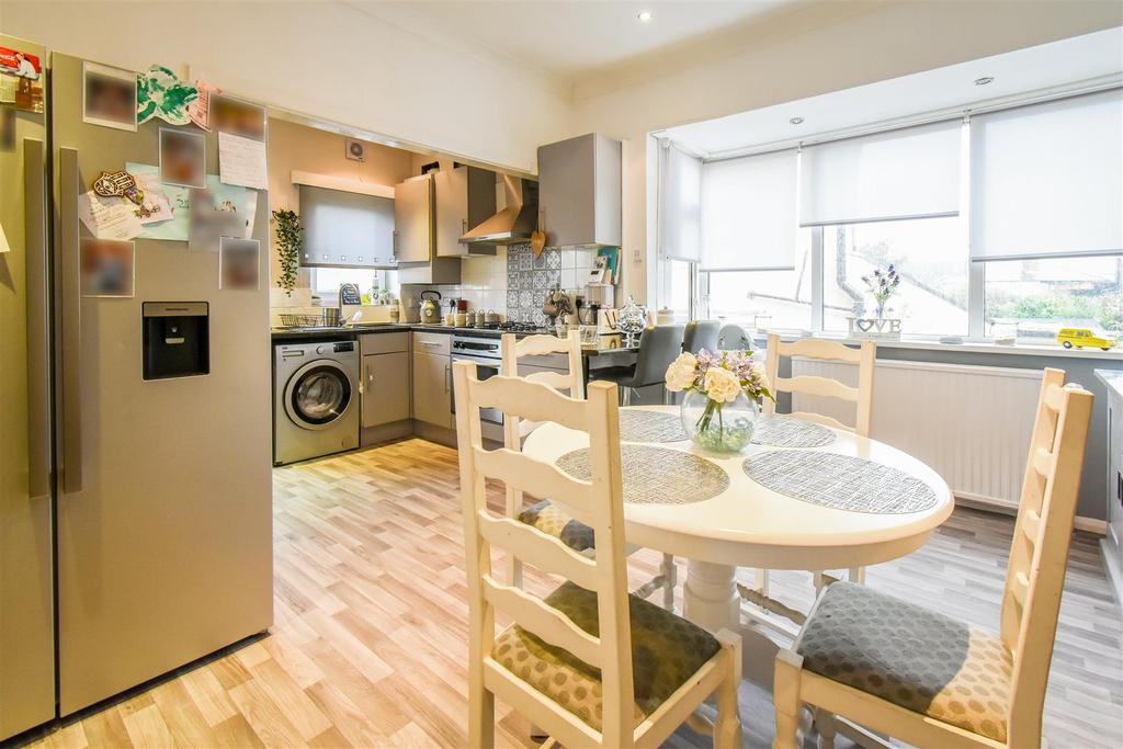 Kitchen/ Dining Room