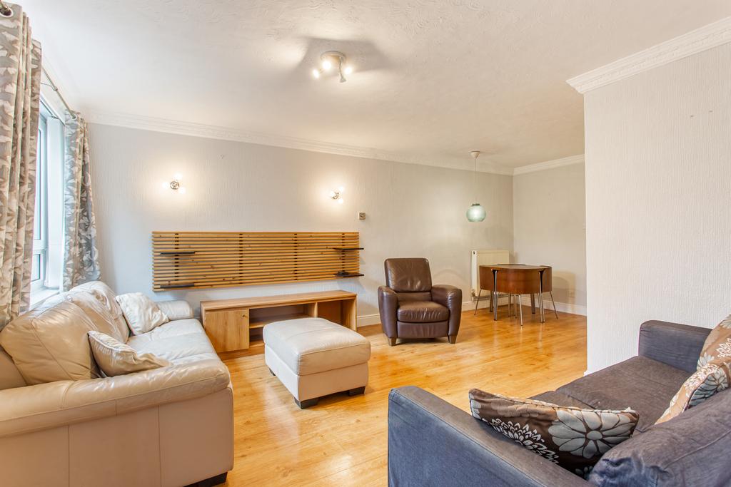 Lounge/ dining room