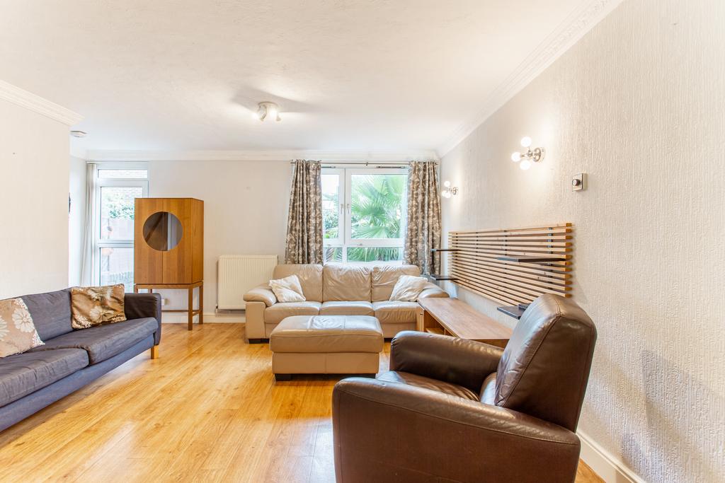 Lounge/ dining room