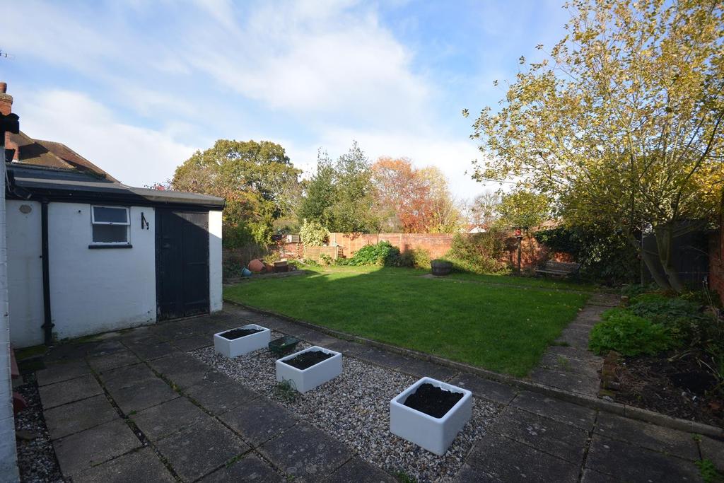 The Green, Writtle, CM1 4 bed link detached house £1,295 pcm (£299 pw)