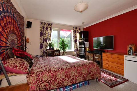 4 Deepfield Way, Coulsdon, CR5 2SY