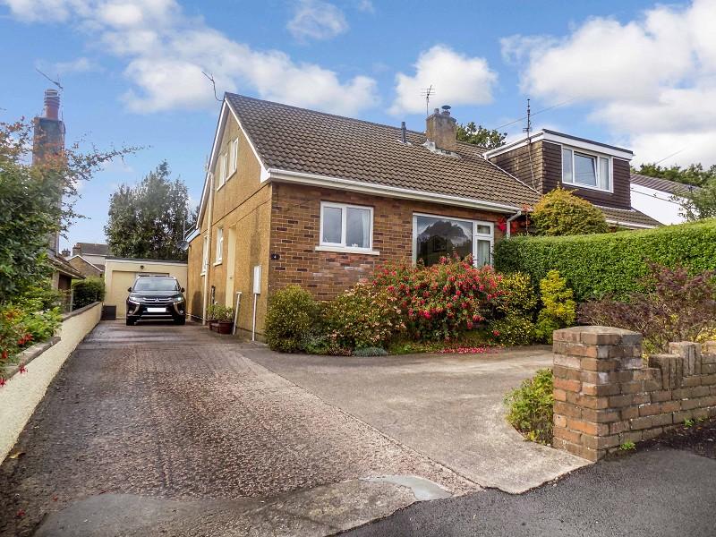 4 Y Lan, Pencoed, Bridgend. CF35 6SA 3 bed semidetached bungalow £