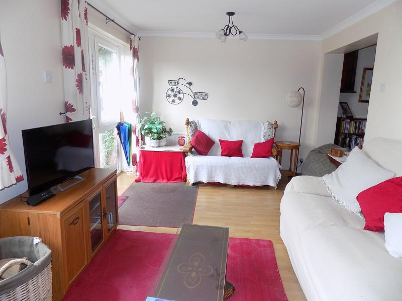 4 Y Lan, Pencoed, Bridgend. CF35 6SA 3 bed semidetached bungalow £
