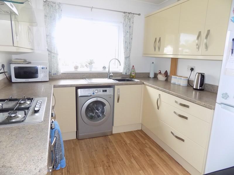 4 Y Lan, Pencoed, Bridgend. CF35 6SA 3 bed semidetached bungalow £