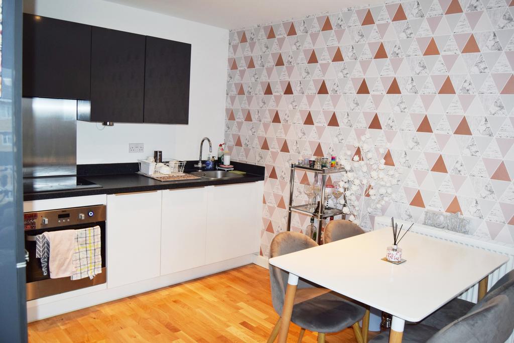 Apartment in WEST DRAYTON - More