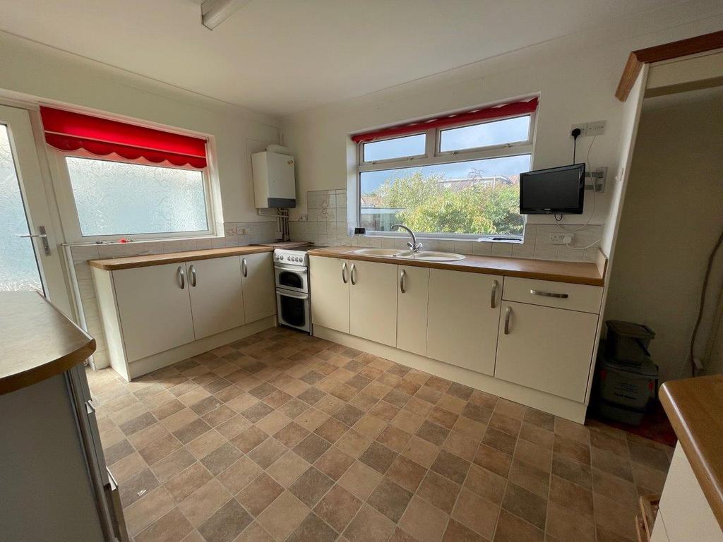 Slindon Avenue, Peacehaven BN10 2 bed semi-detached bungalow - £339,950