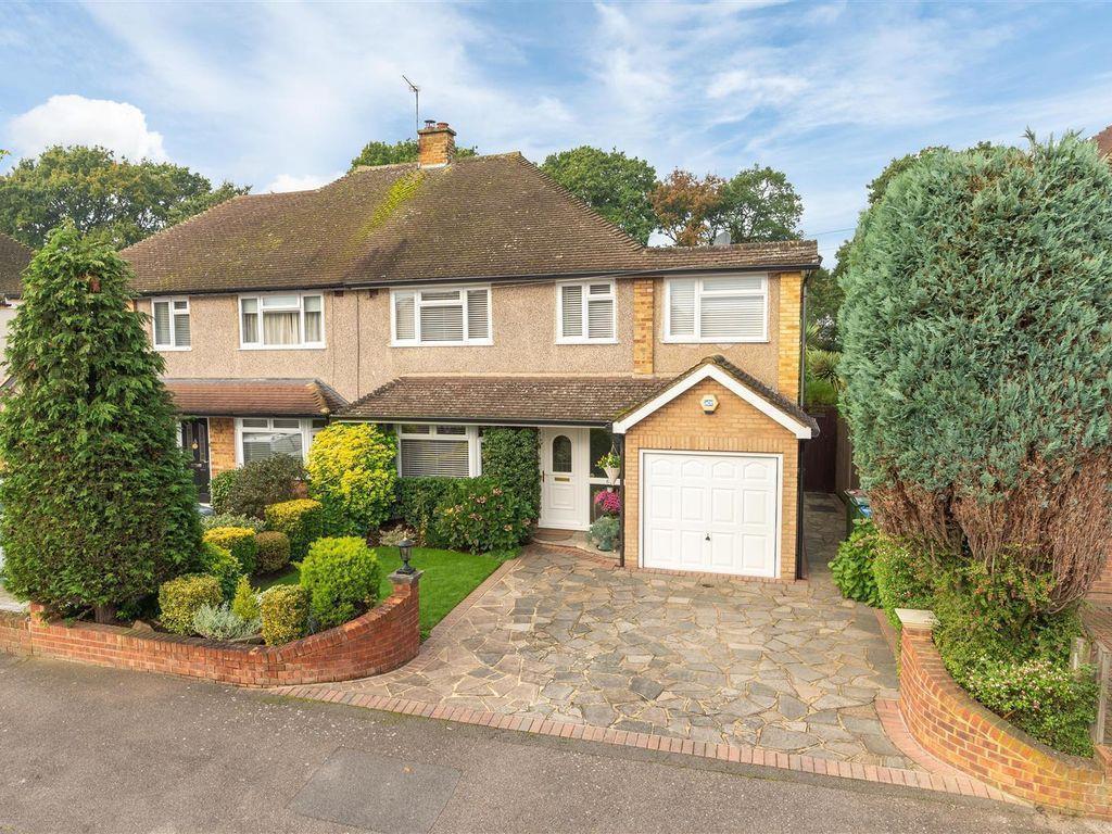 Wolsey Drive, WaltonOnThames, KT12 4 bed semidetached house £2,500