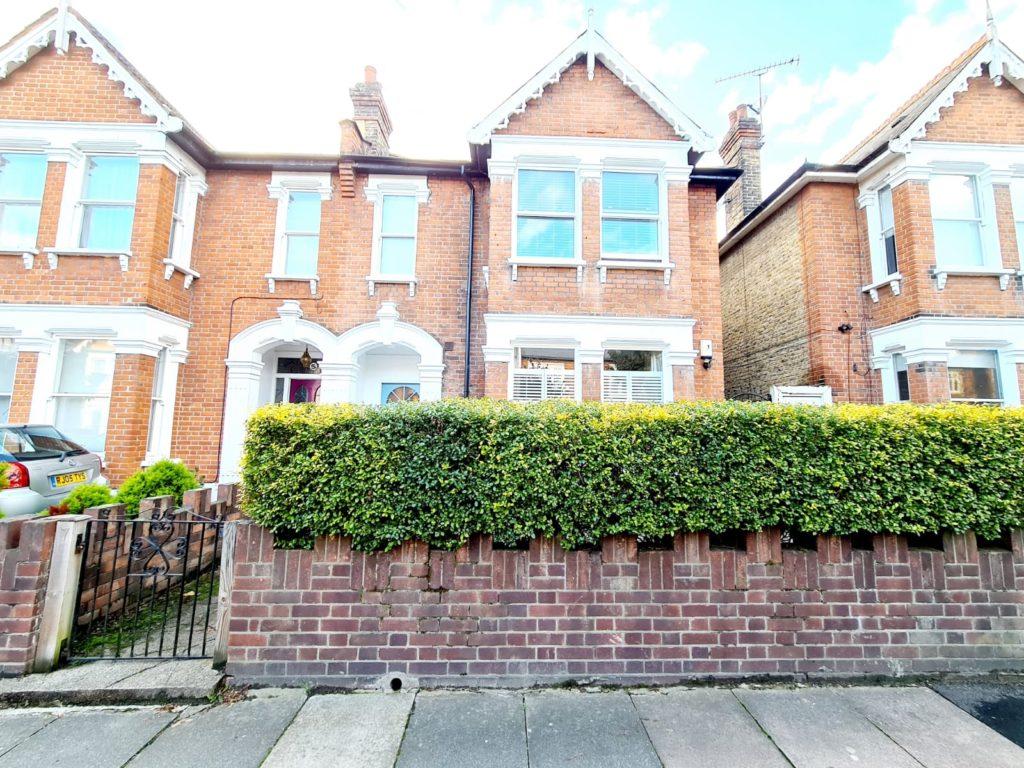 Wanstead Park Avenue, E12 2 bed flat £1,500 pcm (£346 pw)