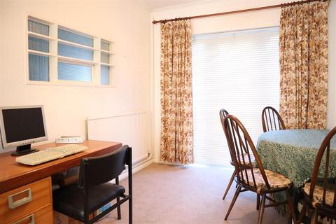 12 Arnold Crescent, Isleworth, TW7 7NT