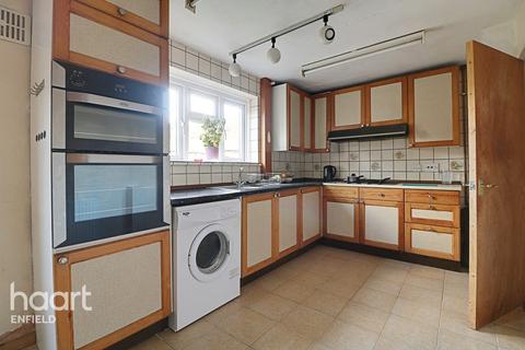 105 Worlds End Lane, Enfield, EN2 7RG