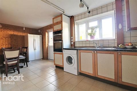 105 Worlds End Lane, Enfield, EN2 7RG