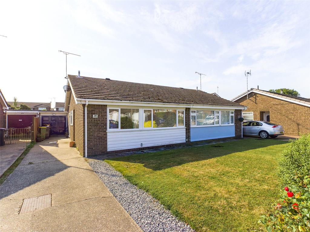 Dorset Gardens, Rochford, Essex, SS4 2 bed bungalow £1,250 pcm (£288 pw)