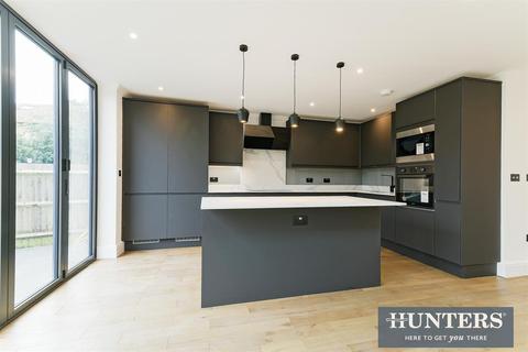 71 Windsor Avenue, New Malden, KT3 5HE