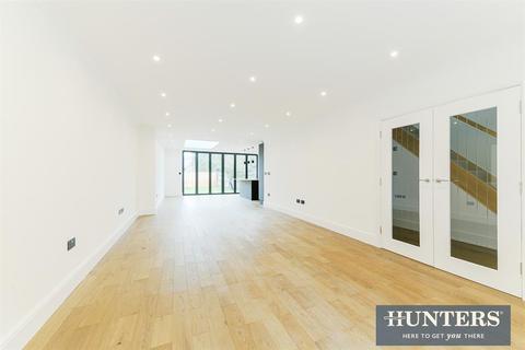 71 Windsor Avenue, New Malden, KT3 5HE