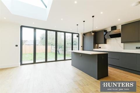 71 Windsor Avenue, New Malden, KT3 5HE