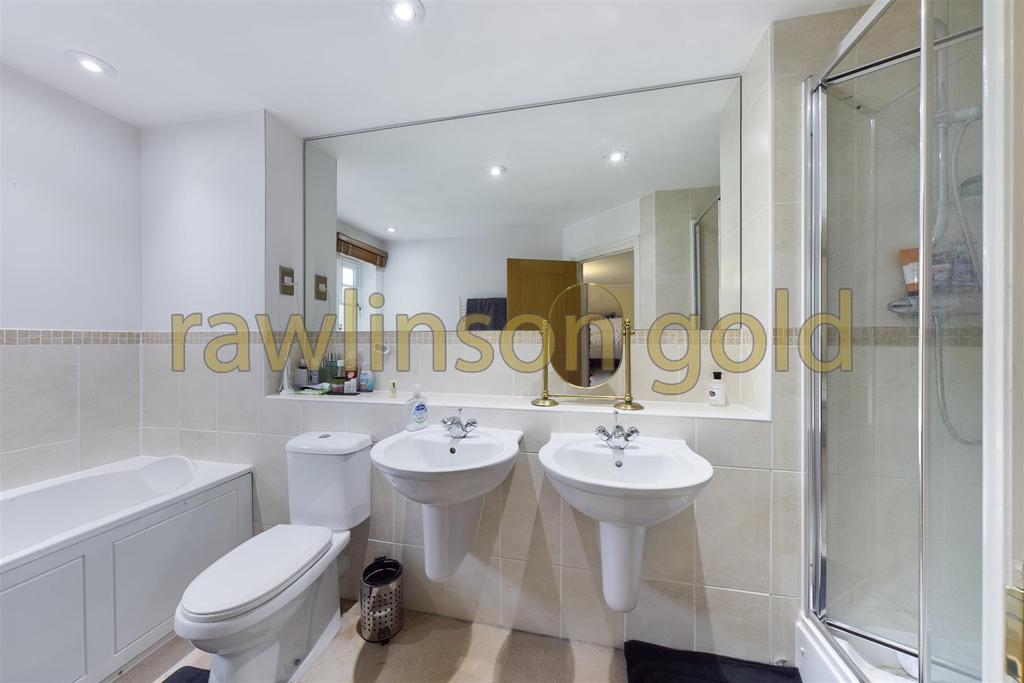 En-suite to Bedroom