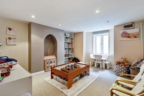 8 Artillery Road, Guildford, GU1 4NW