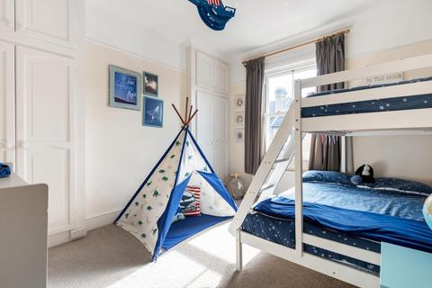 8 Artillery Road, Guildford, GU1 4NW