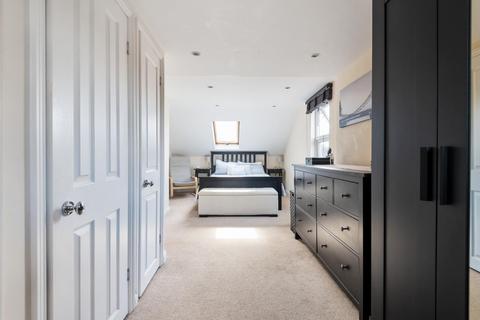 8 Artillery Road, Guildford, GU1 4NW