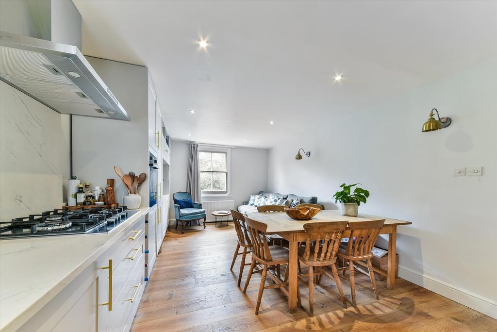 Fernhurst Road, Fulham, SW6 2 bed flat £2,200 pcm (£508 pw)