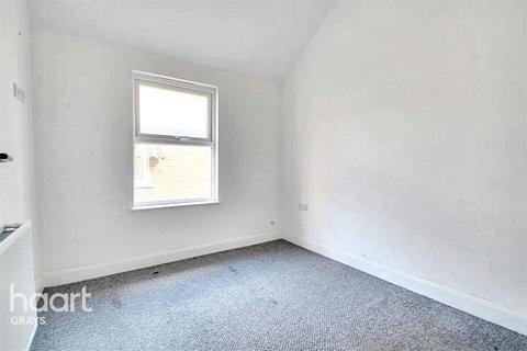 2 bedroom flat to rent, London Road, Grays