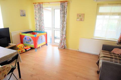 3 bedroom end of terrace house to rent, Bunyan Road, Bedford MK42