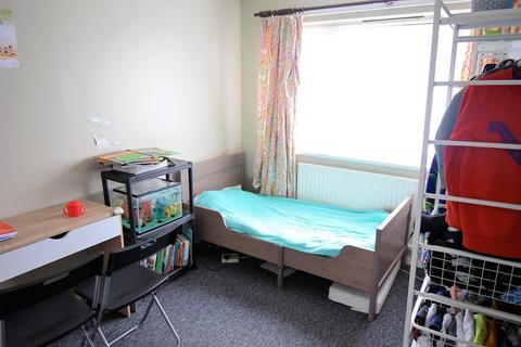 3 bedroom end of terrace house to rent, Bunyan Road, Bedford MK42