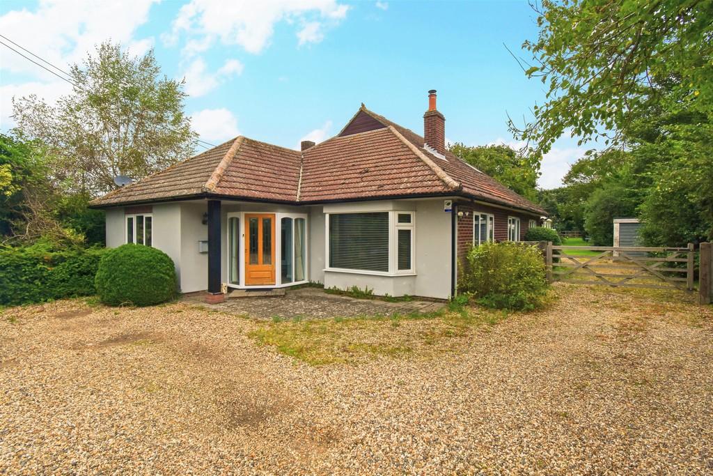 Sudbury Road, Newton, Sudbury CO10 0QH 4 bed chalet £535,000