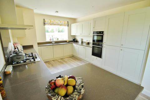 4 bedroom semi-detached house to rent, Orchid Grove, Chigwell IG7