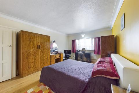 24 Broadfields Avenue, Edgware, HA8 8PG