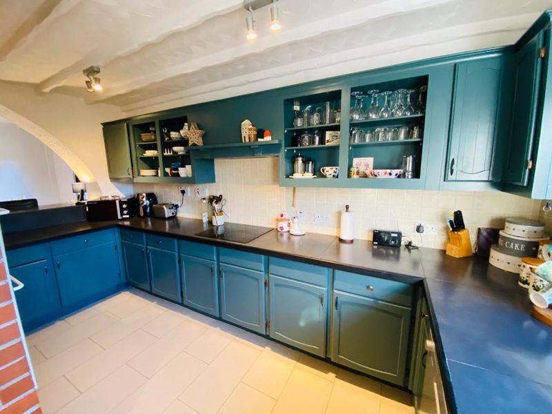 Ffrwd Vale, Neath, SA10 7BA 4 bed detached house £550,000