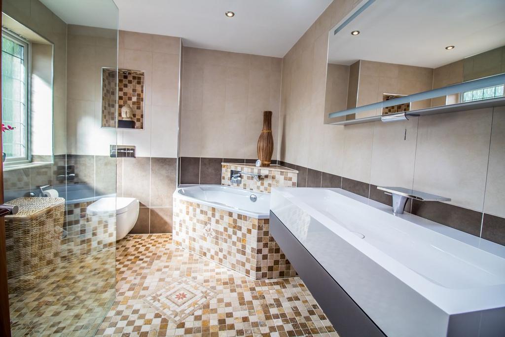 Family Bathroom 1