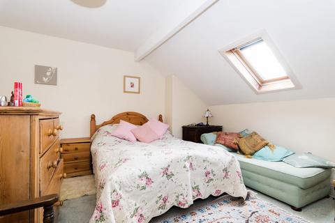 27 Ashgrove, Greengates, Bradford, BD10 0BP