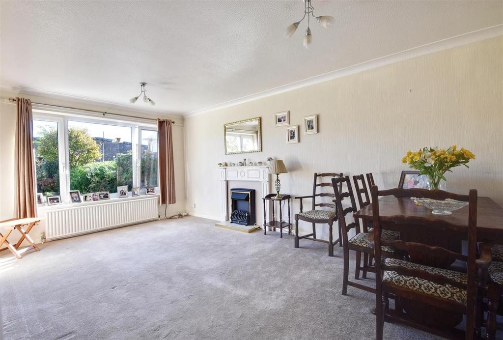 Ridgewood Gardens, BexhillOnSea 3 bed semidetached house £350,000