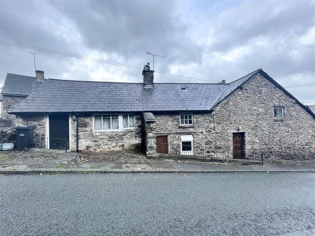 Llanrhaeadr Ym Mochnant, Oswestry 7 bed detached house £325,000