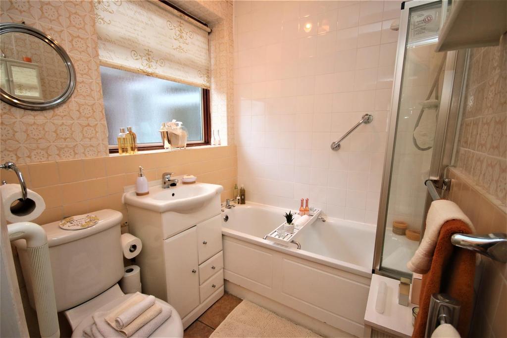 Modern bathroom: